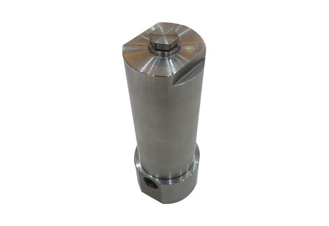 Hydraulic oil filter housing